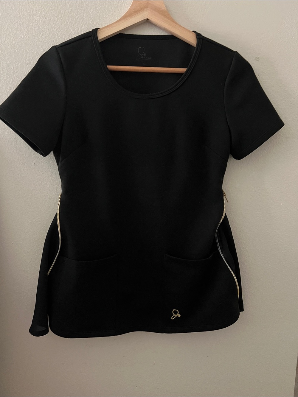 Jaanuu scrub top: Black Women’s Short Sleeve Tunic Top with Side Zips